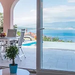 With A Private Pool, Enchanting View, - By Traveler Tourist Agency Id 2122 아파트