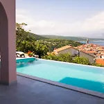 With A Private Pool, Enchanting View, - By Traveler Tourist Agency Id 2122